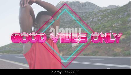 Image des mots Good vibes seulement en rose au-dessus de l'homme exerçant sur la route de montagne Banque D'Images