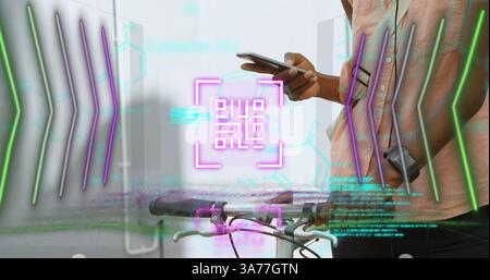 Scanner de code qr néon et traitement des données contre la section médiane de la femme à l'aide d'un smartphone Banque D'Images