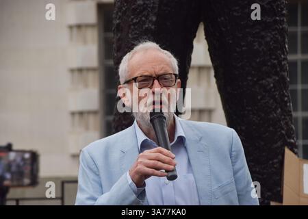 Londres, Royaume-Uni. 26 mars 2025. L'ancien dirigeant travailliste Jeremy Corbyn prononce un discours devant Downing Street lors d'une manifestation contre les réductions de prestations. Des foules de manifestants se sont rassemblées à Westminster lorsque la chancelière de l'Échiquier Rachel Reeves a présenté sa déclaration de printemps. Crédit : SOPA images Limited/Alamy Live News Banque D'Images