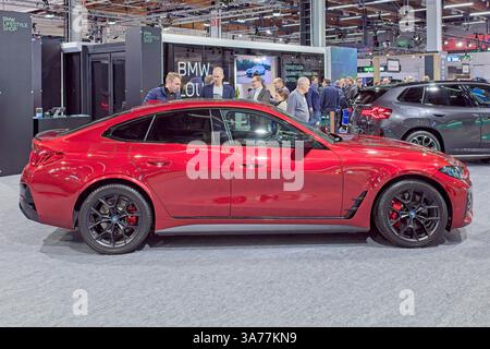 Pasila, Helsinki, Finlande – 14 mars. 2025 : BMW i4 au salon AUTO 25 et Mobility au Messukeskus Helsinki. Banque D'Images