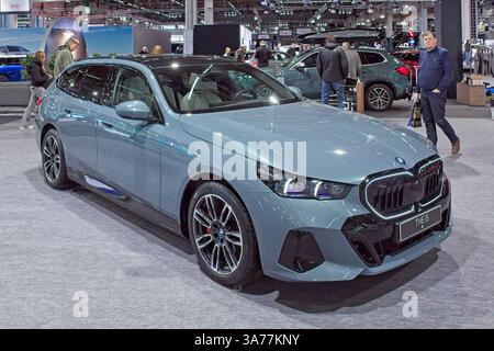 Pasila, Helsinki, Finlande – 14 mars. 2025 : BMW i5 au salon AUTO 25 et Mobility au Messukeskus Helsinki. Banque D'Images