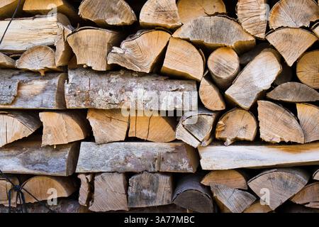 Détail des bûches de bois de chauffage stockées soigneusement, à utiliser quand l'hiver arrive. Banque D'Images