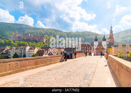 Le vieux pont Karl Theodor, et la porte du pont le long de la rivière Neckar avec le château de Heidelberg derrière, dans la ville bavaroise de Heidelberg en Allemagne Banque D'Images