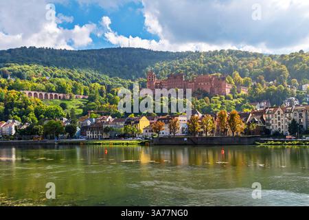 La vieille ville médiévale et le château de Heidelberg le long des rives du fleuve Neckar à l'automne dans la ville bavaroise de Heidelberg, en Allemagne. Banque D'Images
