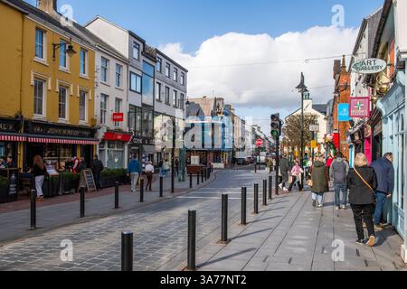 Rue commerçante principale à Killarney, Co. Kerry, Irlande. Banque D'Images