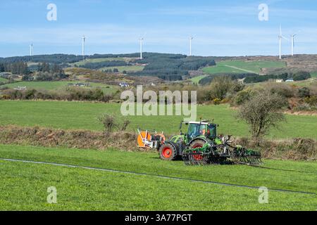 L'agriculteur épand le lisier à l'aide d'un système de pompe ombilicale et d'une barre d'égouttement. Drinagh, West Cork, Irlande. Banque D'Images