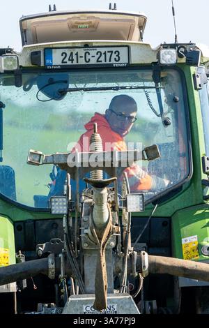 L'agriculteur épand le lisier à l'aide d'un système de pompe ombilicale et d'une barre d'égouttement. Drinagh, West Cork, Irlande. Banque D'Images