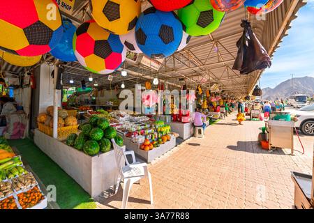 Magasins et bazar au marché du vendredi, un marché hebdomadaire en bord de route avec des vendeurs vendant des produits dans la région de Souq Al Jumah de Fujaira, Émirats arabes Unis. Banque D'Images