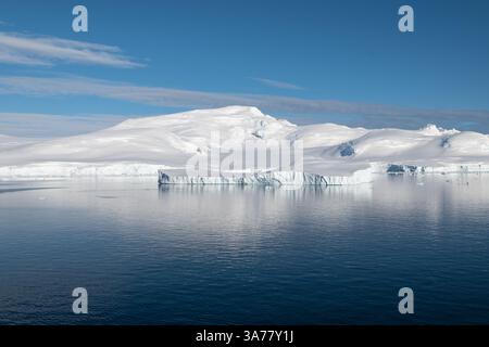 Iceberg reflétant dans l'eau, Antarctique, baie de Hanusse. Banque D'Images