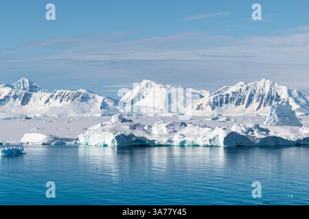 Paysage de montagne enneigé en Antarctique. Banque D'Images