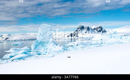 Montagnes enneigées et glace glaciaire dans la baie de Hanusse, Antarctique. Banque D'Images