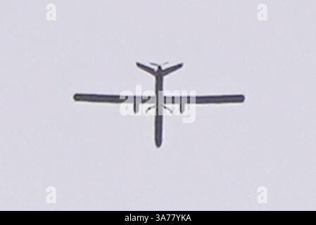 Un drone israélien survole Camp Shamrock, près de la frontière libanaise et israélienne, lors d'une visite de Tanaiste Simon Harris pour rencontrer des soldats des Forces de défense irlandaises servant dans la mission de maintien de la paix de la FINUL dans un contexte d'escalade des affrontements entre les FDI et le Hezbollah. Date de la photo : mercredi 26 mars 2025. Banque D'Images