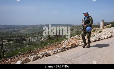 Soldats des Forces de défense irlandaises près du camp Shamrock, près de la frontière avec le Liban et Israël, lors d'une visite de Tanaiste Simon Harris pour rencontrer des soldats des Forces de défense irlandaises servant dans la mission de maintien de la paix de la FINUL dans un contexte d'escalade des affrontements entre les FDI et le Hezbollah. Date de la photo : mercredi 26 mars 2025. Banque D'Images