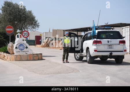 Soldats des Forces de défense irlandaises au camp Shamrock, près de la frontière avec le Liban et Israël, lors d'une visite de Tanaiste Simon Harris pour rencontrer des soldats des Forces de défense irlandaises servant dans la mission de maintien de la paix de la FINUL dans un contexte d'escalade des affrontements entre les FDI et le Hezbollah. Date de la photo : mercredi 26 mars 2025. Banque D'Images