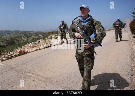 Soldats des Forces de défense près du camp Shamrock, près de la frontière libanaise et israélienne, lors d'une visite de Tanaiste Simon Harris pour rencontrer des soldats des Forces de défense irlandaises servant dans la mission de maintien de la paix de la FINUL dans un contexte d'escalade des affrontements entre les FDI et le Hezbollah. Date de la photo : mercredi 26 mars 2025. Banque D'Images