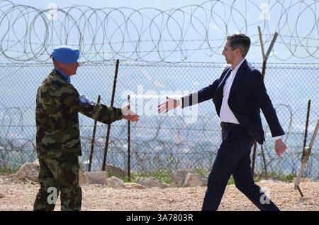 Tanaiste Simon Harris (à droite) rencontre les troupes lors de sa visite à Camp Shamrock près de la frontière avec le Liban et Israël pour rendre visite aux troupes des Forces de défense servant dans la mission de maintien de la paix de la FINUL dans un contexte d'escalade des affrontements entre les FDI et le Hezbollah. Date de la photo : mercredi 26 mars 2025. Banque D'Images