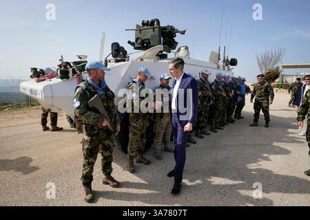 Tanaiste Simon Harris s’entretient avec les troupes lors de sa visite au Camp Shamrock, près de la frontière avec le Liban et Israël, pour rencontrer les troupes des Forces de défense irlandaises servant dans la mission de maintien de la paix de la FINUL dans un contexte d’escalade des affrontements entre les FDI et le Hezbollah. Date de la photo : mercredi 26 mars 2025. Banque D'Images