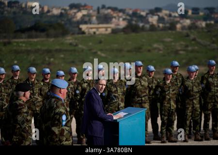 Tanaiste Simon Harris s'adresse aux troupes lors de sa visite à Camp Shamrock, près de la frontière avec le Liban et Israël, pour rendre visite aux troupes des Forces de défense irlandaises servant dans la mission de maintien de la paix de la FINUL dans un contexte d'escalade des affrontements entre les FDI et le Hezbollah. Date de la photo : mercredi 26 mars 2025. Banque D'Images