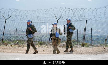Les troupes irlandaises et maltaises patrouillent sous le nom de Tanaiste Simon Harris lors de sa visite à Camp Shamrock, près de la frontière avec le Liban et Israël, pour rendre visite aux troupes des Forces de défense servant dans la mission de maintien de la paix de la FINUL dans un contexte d'escalade des affrontements entre les FDI et le Hezbollah. Date de la photo : mercredi 26 mars 2025. Banque D'Images