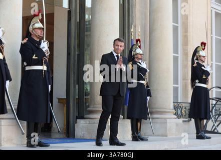 Paris, France. 26 mars 2025. Le président français Emmanuel attend de recevoir le président ukrainien Volodymyr Zelensky au Palais de l'Élysée à Paris, en France, le mercredi 26 mars 2025. Zelensky est ici pour des pourparlers avant un sommet sur la paix et la sécurité en Ukraine. Photo de Maya Vidon-White/UPI crédit : UPI/Alamy Live News Banque D'Images