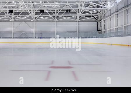 Vue intérieure d'une patinoire avec marquages de hockey sur glace Banque D'Images