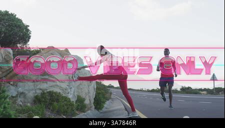 Image des mots bonnes vibrations seulement sur couple s'exerçant sur la route de montagne Banque D'Images