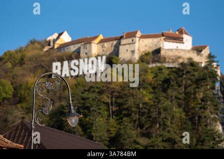 Rasnov, Roumanie - 23 octobre 2024 : double icône : la citadelle et les lettres de style hollywoodien de Râșnov Banque D'Images