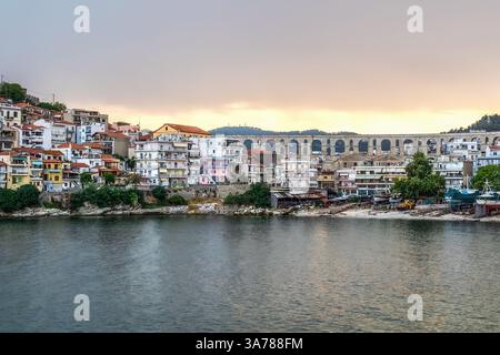 Vue panoramique sur la ville de Kavala principal port touristique de la Macédoine orientale Grèce, l'architecture de la vieille église dispose de magnifiques arches, Banque D'Images