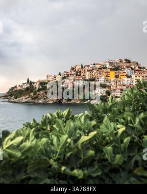 Vue panoramique sur la ville de Kavala principal port touristique de la Macédoine orientale Grèce, l'architecture de la vieille église dispose de magnifiques arches, Banque D'Images