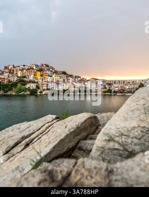 Vue panoramique sur la ville de Kavala principal port touristique de la Macédoine orientale Grèce, l'architecture de la vieille église dispose de magnifiques arches, Banque D'Images