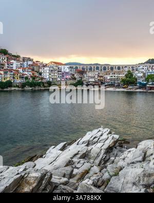 Vue panoramique sur la ville de Kavala principal port touristique de la Macédoine orientale Grèce, l'architecture de la vieille église dispose de magnifiques arches, Banque D'Images