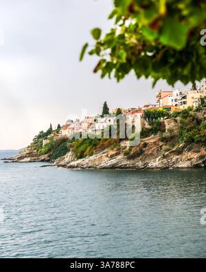Vue panoramique sur la ville de Kavala principal port touristique de la Macédoine orientale Grèce, l'architecture de la vieille église dispose de magnifiques arches, Banque D'Images