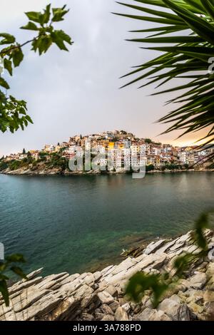 Vue panoramique sur la ville de Kavala principal port touristique de la Macédoine orientale Grèce, l'architecture de la vieille église dispose de magnifiques arches, Banque D'Images
