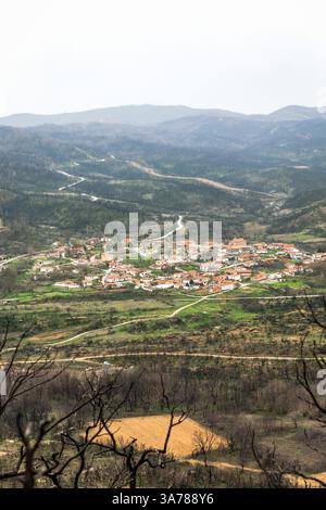 Village Kirki Evros Grèce se rétablissant après un incendie de forêt massif, la restauration des forêts et des montagnes, une catastrophe environnementale. Banque D'Images