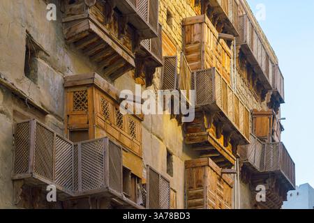 Djeddah, Arabie Saoudite, vue panoramique sur le mur d'une maison avec des balcons en bois mashrabiya dans la vieille ville de Djeddah, en journée Banque D'Images