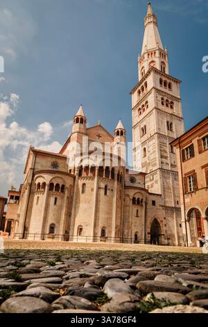 Le Duomo de Modène est un chef-d'œuvre du style roman du moyen âge en Italie. Conçu par Lanfranco, le grand sculpteur et architecte de son époque. Banque D'Images