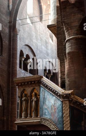 Le Duomo de Modène est un chef-d'œuvre du style roman du moyen âge en Italie. Conçu par Lanfranco, le grand sculpteur et architecte de son époque. Banque D'Images