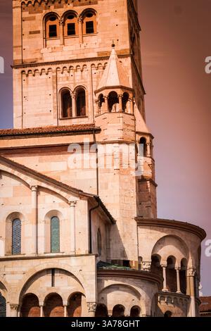 Le Duomo de Modène est un chef-d'œuvre du style roman du moyen âge en Italie. Conçu par Lanfranco, le grand sculpteur et architecte de son époque. Banque D'Images