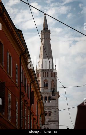 Le Duomo de Modène est un chef-d'œuvre du style roman du moyen âge en Italie. Conçu par Lanfranco, le grand sculpteur et architecte de son époque. Banque D'Images