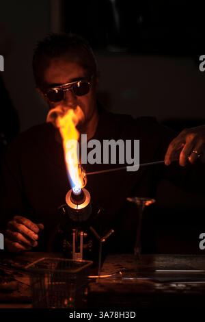 Glass Master mollage verre artisanat objets. Banque D'Images