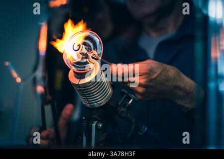 Glass Master mollage verre artisanat objets. Banque D'Images