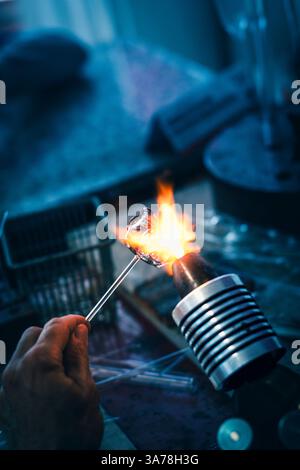 Glass Master mollage verre artisanat objets. Banque D'Images