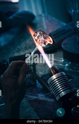 Glass Master mollage verre artisanat objets. Banque D'Images