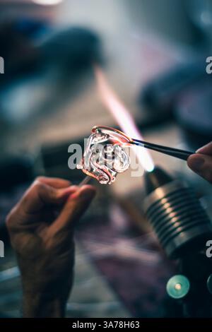 Glass Master mollage verre artisanat objets. Banque D'Images