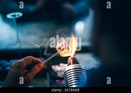 Glass Master mollage verre artisanat objets. Banque D'Images