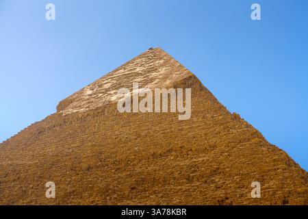 Gizeh, Egypte, une vue rapprochée, de bas en haut du sommet de la pyramide Khafren, pendant la journée Banque D'Images