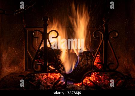 Flammes dans une vieille cheminée en Europe. Banque D'Images