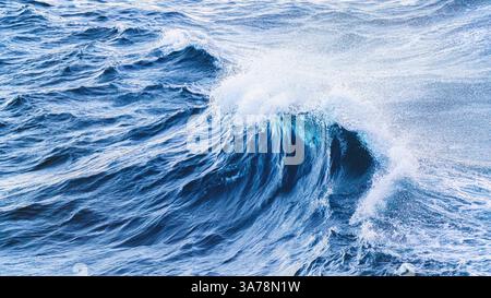 plan rapproché de l'arrière-plan des vagues orageuses Banque D'Images