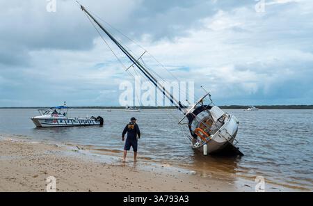 Gold Coast, Queensland, Australie ; 11 mars 2025. Sauvetage maritime inspectant un bateau qui a été échoué sur le sable après le cyclone Alfred . Banque D'Images