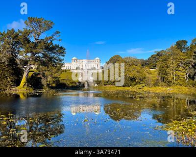Powerscourt House et les jardins se reflètent dans une caractéristique d'eau calme lors d'une journée d'automne ensoleillée dans le comté de Wicklow, en Irlande. Banque D'Images